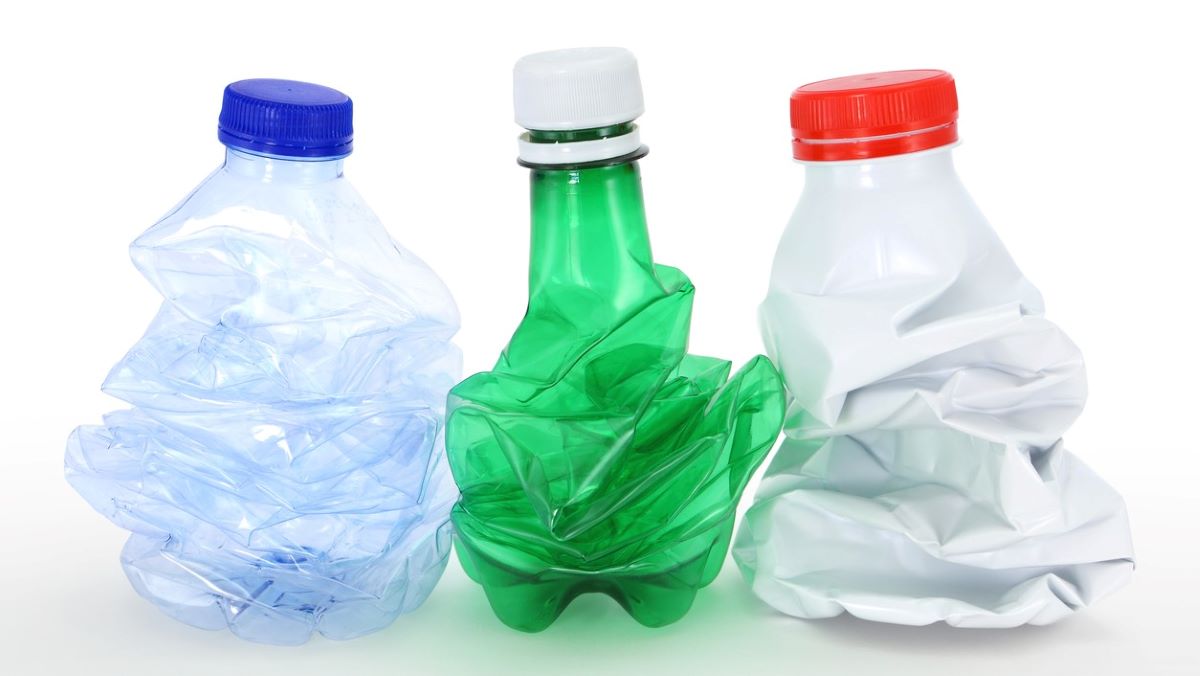 Avant de jeter vos bouteilles en plastique, ne les aplatissez surtout pas !