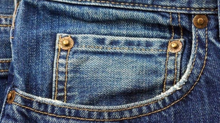 Jeans : cette utilité insoupçonnée des petits boutons métalliques sur les poches