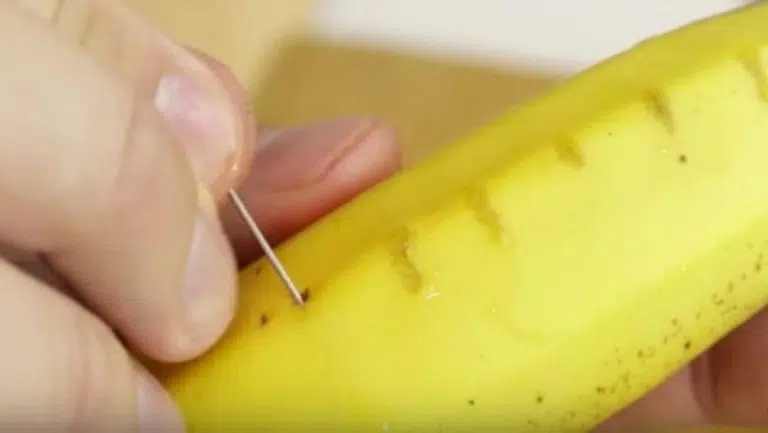 Piquez une aiguille dans une banane et regardez ce qu’il se passe : c’est une astuce de dingue