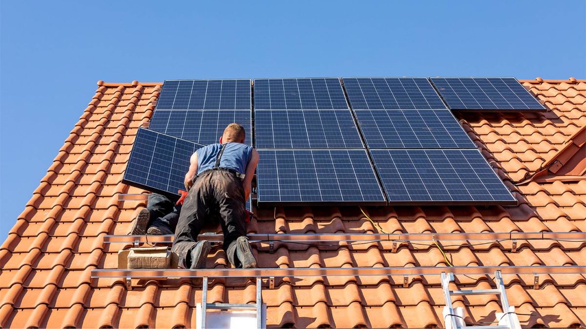 Économies d’énergie : voici comment installer soi-même des panneaux solaires