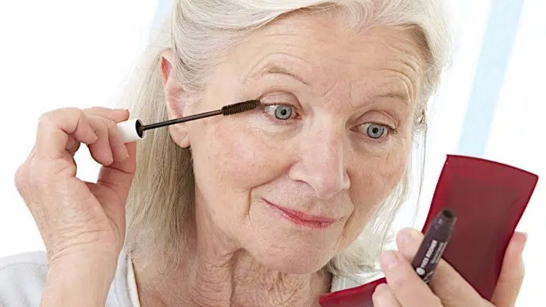 Maquillage des yeux : voici les 4 pires erreurs à bannir après 50 ans