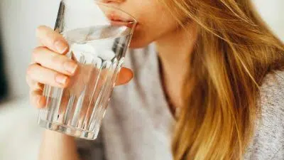 Perte de poids : voici les 6 raisons pour lesquelles boire de l’eau vous aide à maigrir