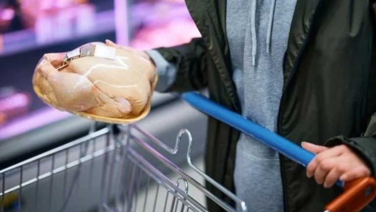 Alerte conso : rappel massif de poulet contaminé dans toute la France, les supermarchés visés