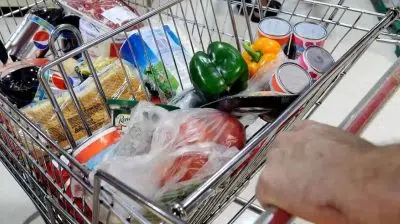 Inflation : le prix de ces 5 produits baisse légèrement dans les supermarchés