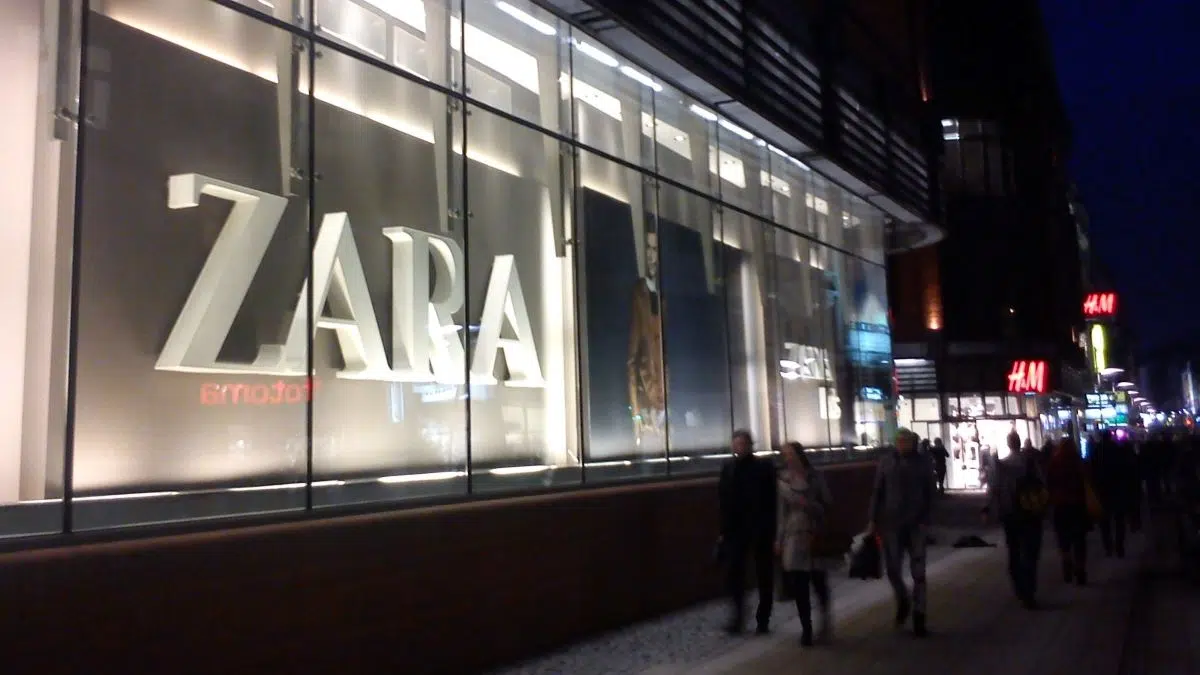 Zara : ce blazer inspiré d’une célèbre marque de luxe est une pépite à ne pas manquer