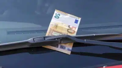 Attention arnaque! Des escrocs utilisent de faux billets de 50 euros pour piéger les automobilistes. Soyez vigilant.