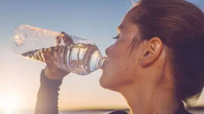 Voici quelle quantité d’eau vous devez boire chaque jour pour éviter toute déshydratation