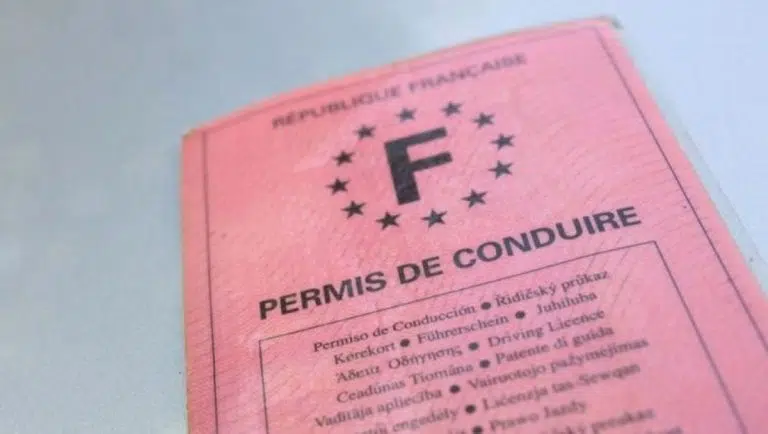 Le permis de conduire rose doit-il être remplacer avant 2033 et risquez-vous une amende ?